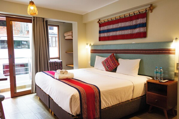 デスク、アイロン / アイロン台、WiFi (無料)