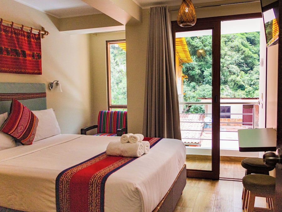 Habitación doble superior, vistas a la montaña | Escritorio, tabla de planchar con plancha, wifi gratis