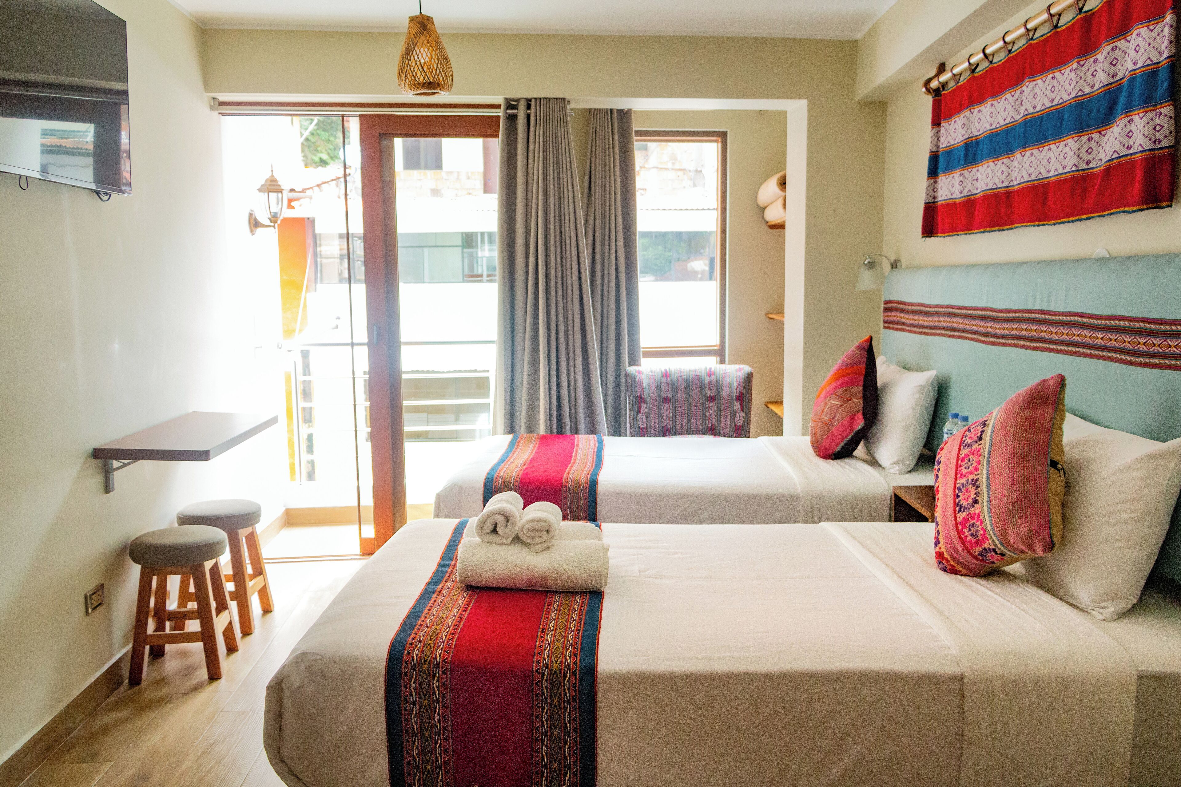 Chambre panoramique double ou avec lits jumeaux | Bureau, fer et planche à repasser, accès au Wi-Fi (inclus)