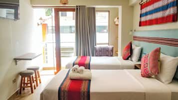Chambre panoramique double ou avec lits jumeaux | Bureau, fer et planche à repasser, accès au Wi-Fi (inclus)
