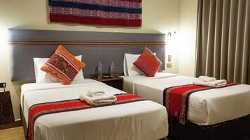 Chambre Standard Double ou avec lits jumeaux | Bureau, fer et planche Ă repasser, Wi-Fi gratuit