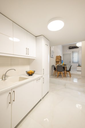 Appartement luxueux | Cuisine privée | Réfrigérateur grande capacité avec congélateur, un four