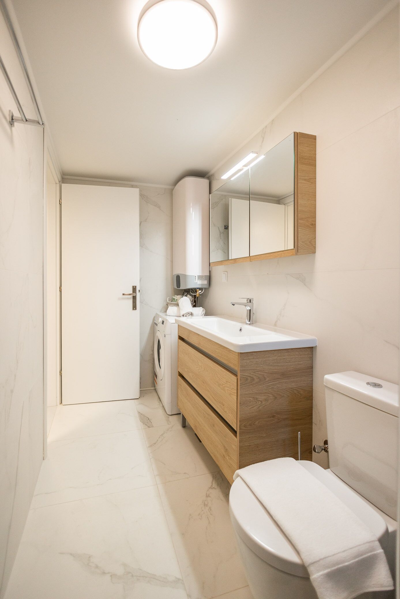 Luxury Apartment | Bathroom | Shower, rainfall showerhead, hair dryer, towels
