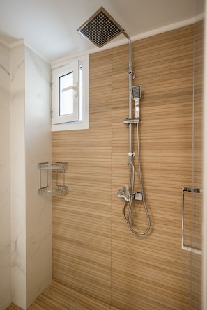 Luxury-Apartment | Badezimmer | Dusche, Regendusche, Haartrockner, Handtücher