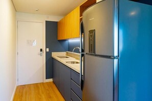 Kühlschrank, Mikrowelle, Kochgeschirr/Geschirr/Besteck