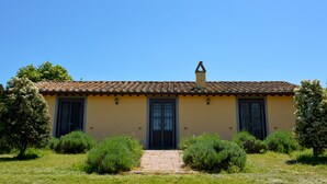 A single-story building with a tiled roof, a central door, and a chimney. - La Fraschetta (Bolsena)