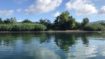 Plage, sable noir, chaises longues