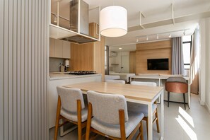 Dining - Studio with Washer, Living Room and Kitchen (Florianópolis)