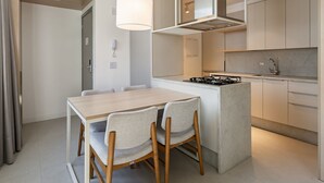 冰箱、微波炉、烤箱、厨具/餐具