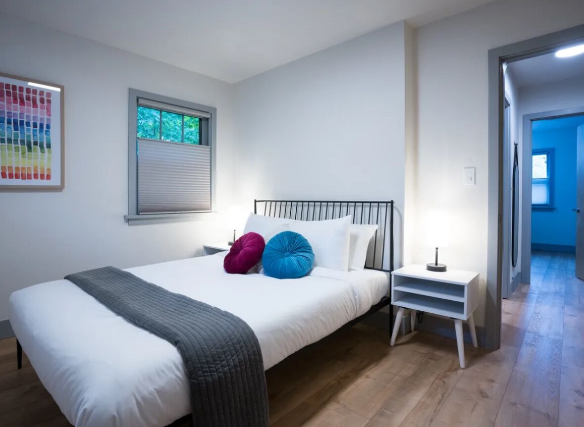 3 chambres, bureau, fer et planche à repasser, lit de bébé portatif