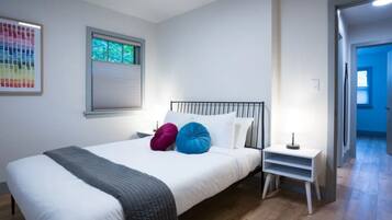 3 chambres, bureau, fer et planche à repasser, lit de bébé portatif