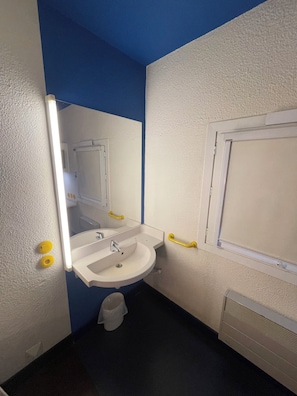 Standard Room | 1 bedroom, free WiFi