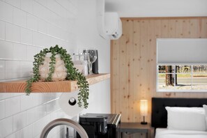 Interior - Shasta View Lodge - Cabin 8 (McCloud)