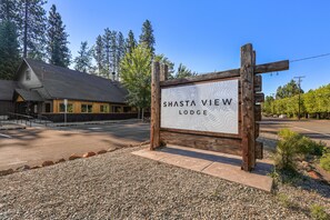 Exterior - Shasta View Lodge - Cabin 8 (McCloud)