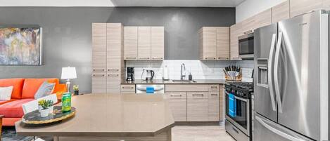 Kühlschrank, Mikrowelle, Ofen, Herdplatte