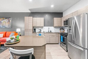 Fridge, microwave, oven, stovetop - Lux Apt -PoolHotTubGymPrkg-View! (Salt Lake City)