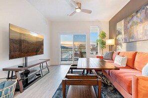 Una Smart TV, una mesa de tenis de mesa