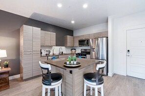 雪櫃、微波爐、焗爐、爐具