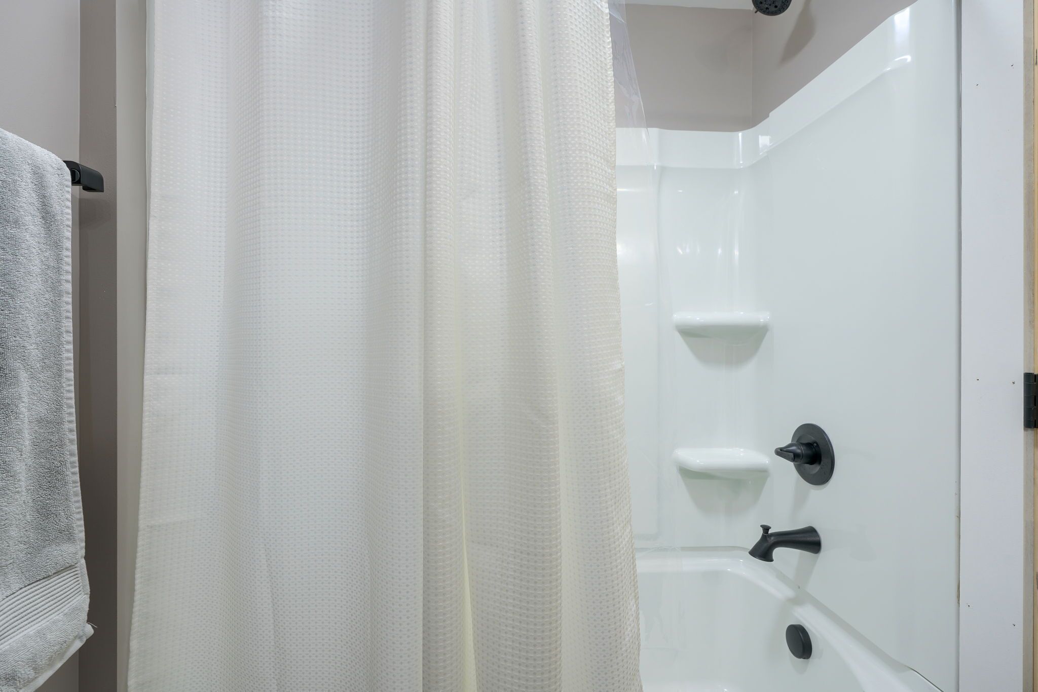 Ensemble baignoire-douche, séchoir à cheveux, serviettes fournies, savon
