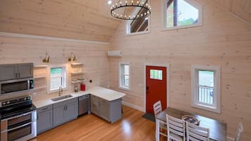 Frigorífico, microondas, horno y placa de cocina