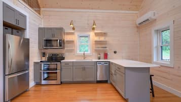 Frigorífico, microondas, horno y placa de cocina