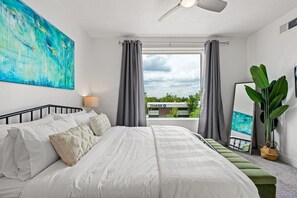 2 Schlafzimmer, Schreibtisch, Bügeleisen/Bügelbrett, Reisekinderbett