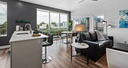 Gorgeous Central City 2BD / 2BA