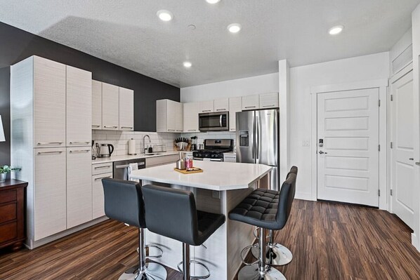 Refrigerador, microondas, horno y parrilla de estufa 