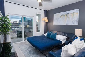 1 Schlafzimmer, Schreibtisch, Bügeleisen/Bügelbrett, Reisekinderbett