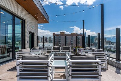 Downtown views! Amazing pool/gym/hottub Luxury apt