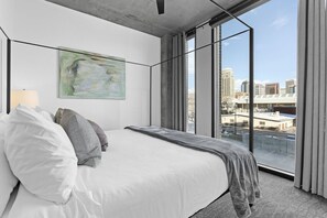 1 slaapkamer, een bureau, een strijkplank/strijkijzer, reisbedje