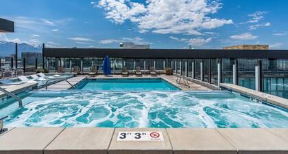 Downtown SLC Luxury 1BD / 1BA- Pool/HotTub 24hrGym