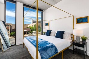 1 slaapkamer, een bureau, een strijkplank/strijkijzer, reisbedje