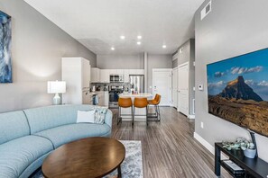 Smart TV - Penthouse Apt - PoolGymHotTubPkg - View! (Salt Lake City)