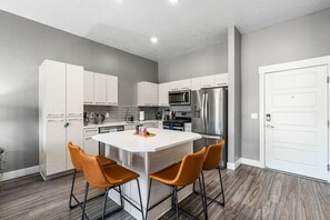 Fridge, microwave, oven, stovetop - Penthouse Apt - PoolGymHotTubPkg - View! (Salt Lake City)