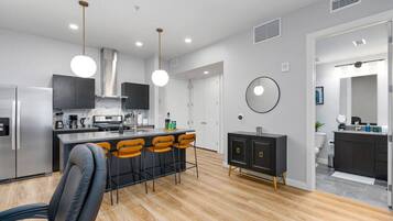 Køleskab, mikrobølgeovn, ovn, kogeplade