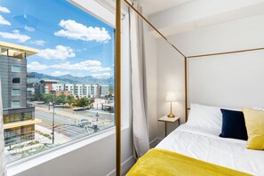 1 habitación, escritorio, tabla de planchar con plancha y cuna de viaje