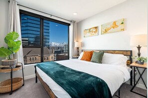 2 habitaciones, escritorio, tabla de planchar con plancha y wifi gratis