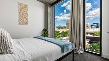 1 chambre, bureau, fer et planche à repasser, lit parapluie