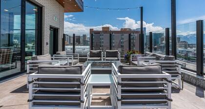 City Views! Luxury King bed/gym/pool+HTub/