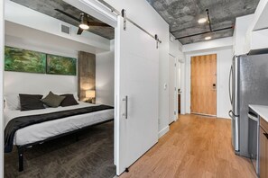 1 bedroom, desk, iron/ironing board, travel cot - Best views! Lux 9th fl/Gym/Pking/Pool/Htub/King BD (Salt Lake City)