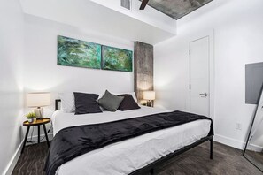 1 sovrum, skrivbord, strykjärn/strykbräda och resesäng