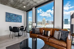 Smart-tv och ett bordtennisbord