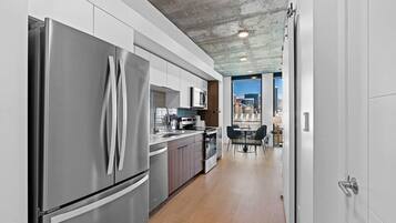 Réfrigérateur, micro-ondes, four, plaque de cuisson