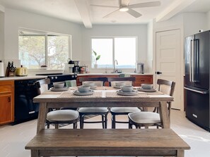 Microwave, oven, stovetop, dishwasher - LakeTravis Great Views Sleeps 6 (Lago Vista)