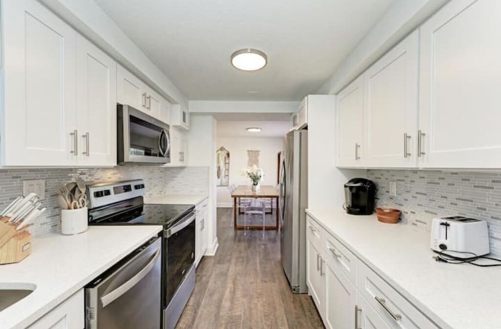 Jääkaappi, mikroaaltouuni, uuni, liesi