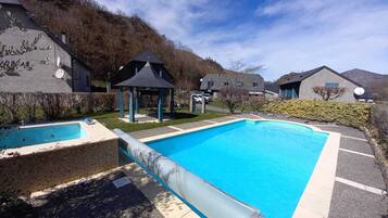 Een verwarmd zwembad