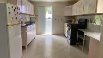Fridge, oven, stovetop, coffee/tea maker