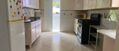 Fridge, oven, stovetop, coffee/tea maker