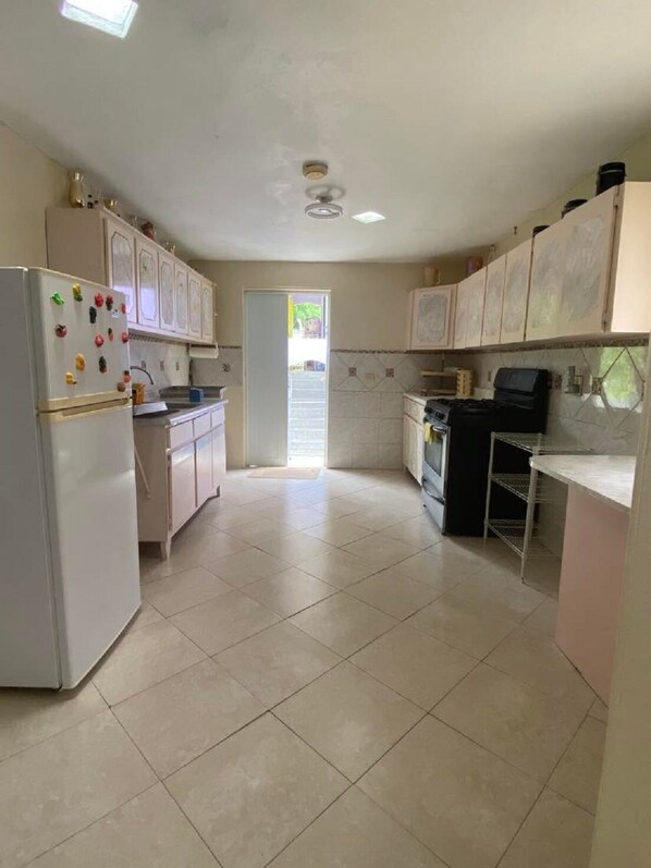 Fridge, oven, stovetop, coffee/tea maker